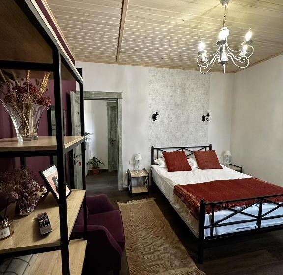 اتاق استاندارد, Redroof Country House