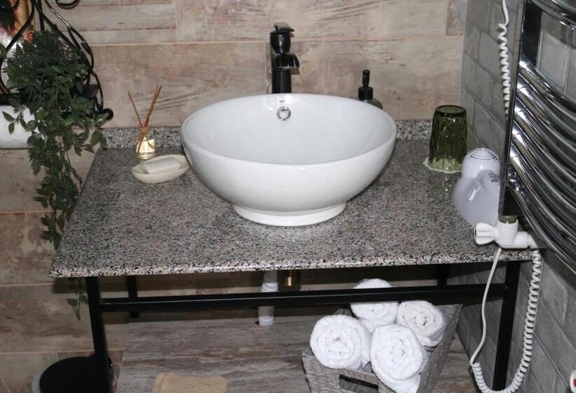 اتاق استاندارد, Redroof Country House