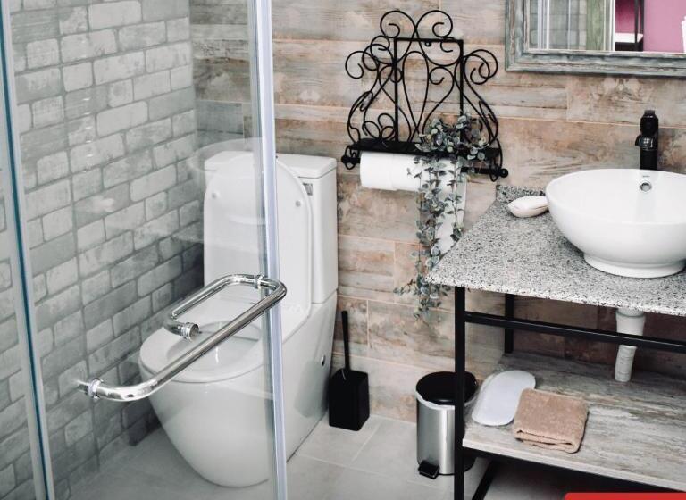 اتاق استاندارد, Redroof Country House