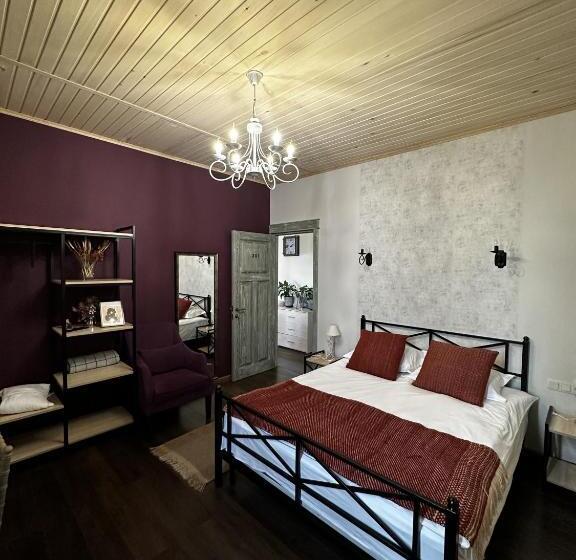 اتاق استاندارد, Redroof Country House