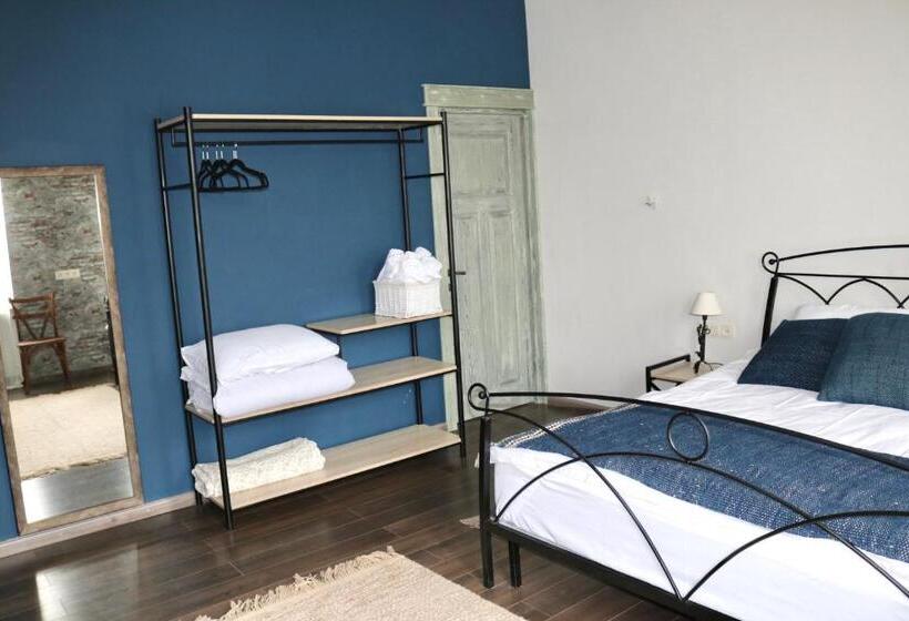 اتاق خانوادگی, Redroof Country House