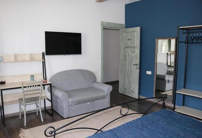 اتاق خانوادگی, Redroof Country House