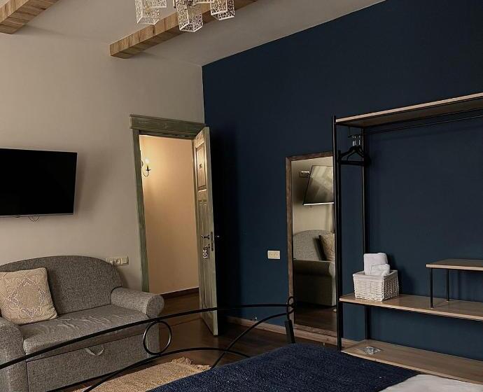 اتاق خانوادگی, Redroof Country House