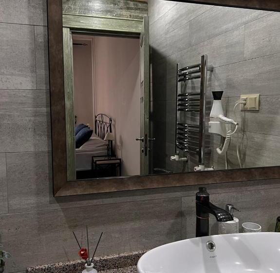 اتاق خانوادگی, Redroof Country House