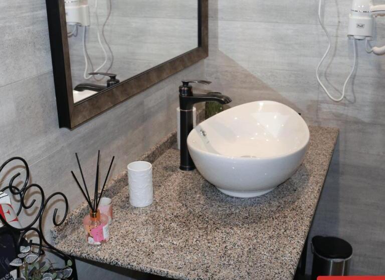 اتاق خانوادگی, Redroof Country House