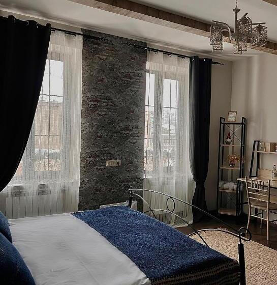 اتاق خانوادگی, Redroof Country House