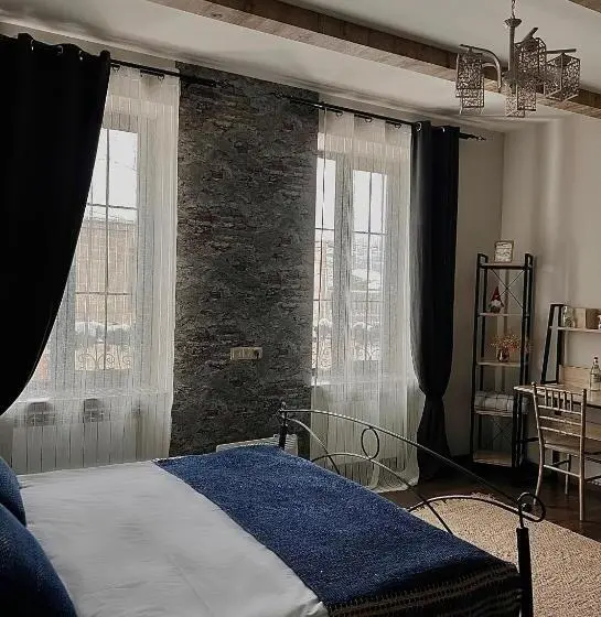 اتاق خانوادگی, Redroof Country House