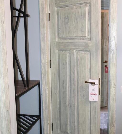 اتاق عادی, Redroof Country House