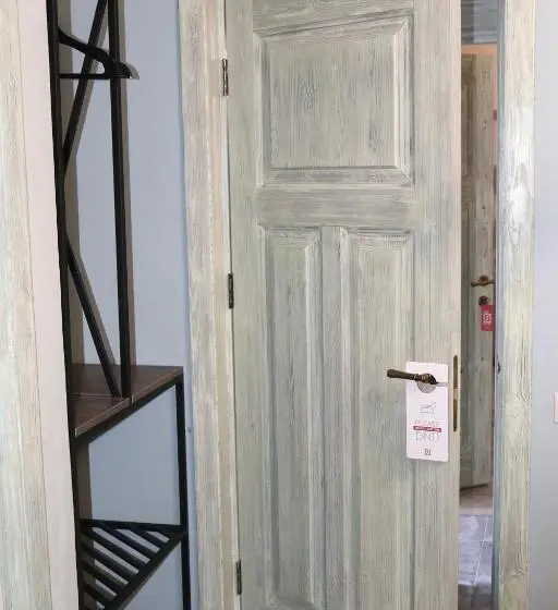 اتاق عادی, Redroof Country House