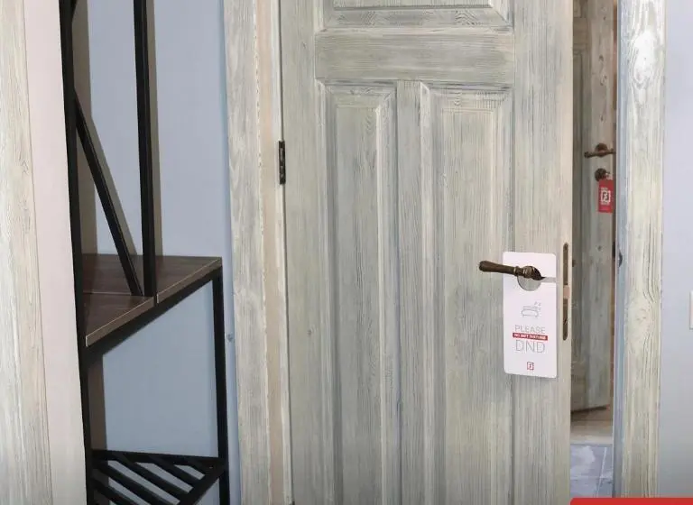 اتاق عادی, Redroof Country House