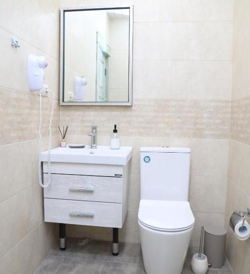 اتاق عادی, Redroof Country House