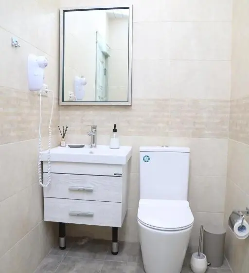 اتاق عادی, Redroof Country House