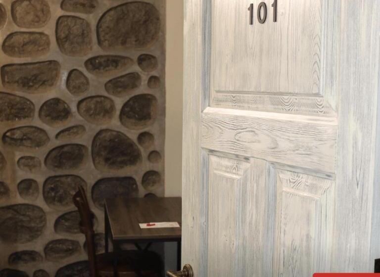 اتاق عادی, Redroof Country House