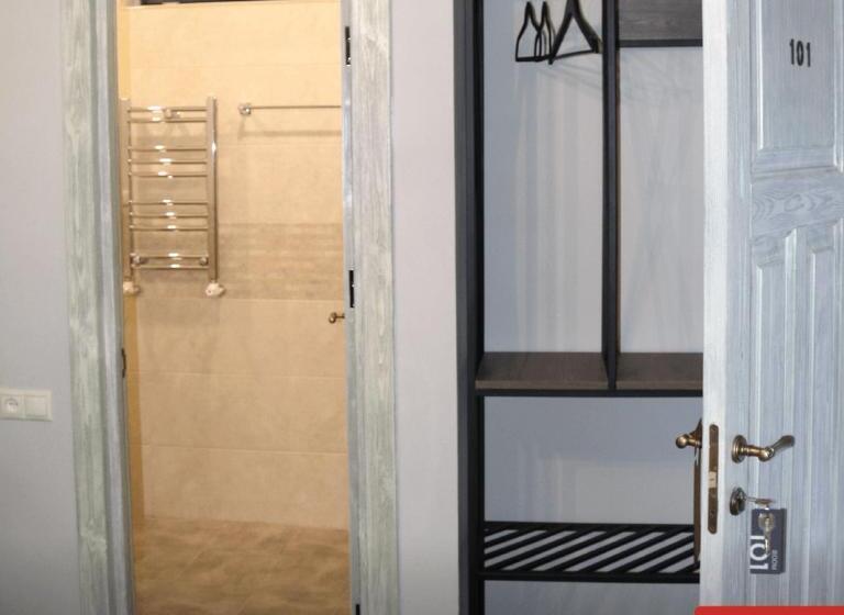 اتاق عادی, Redroof Country House