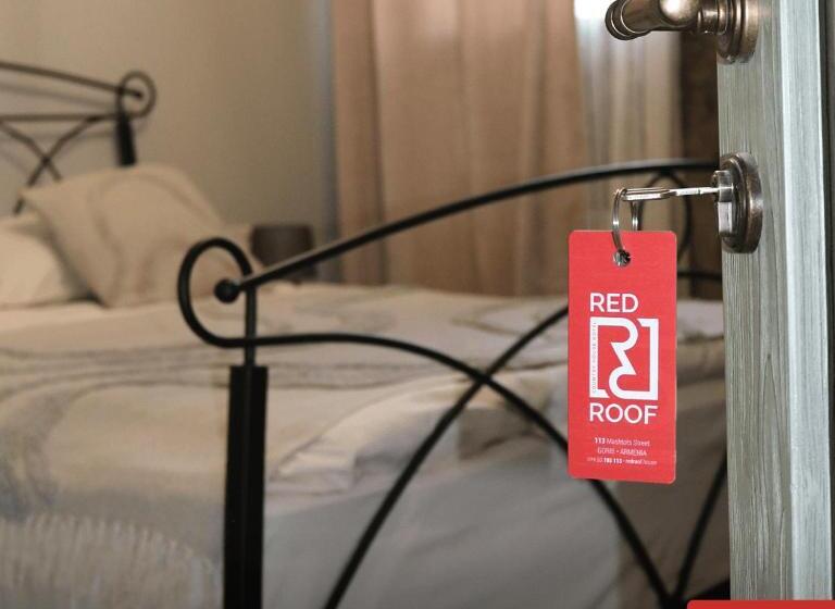 اتاق عادی, Redroof Country House