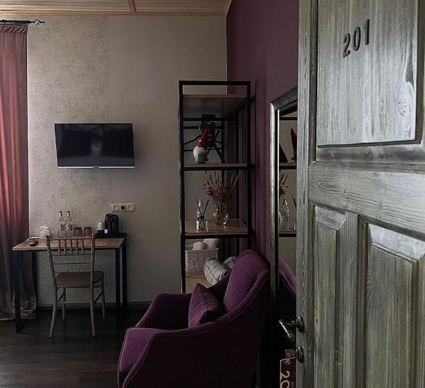 اتاق استاندارد, Redroof Country House