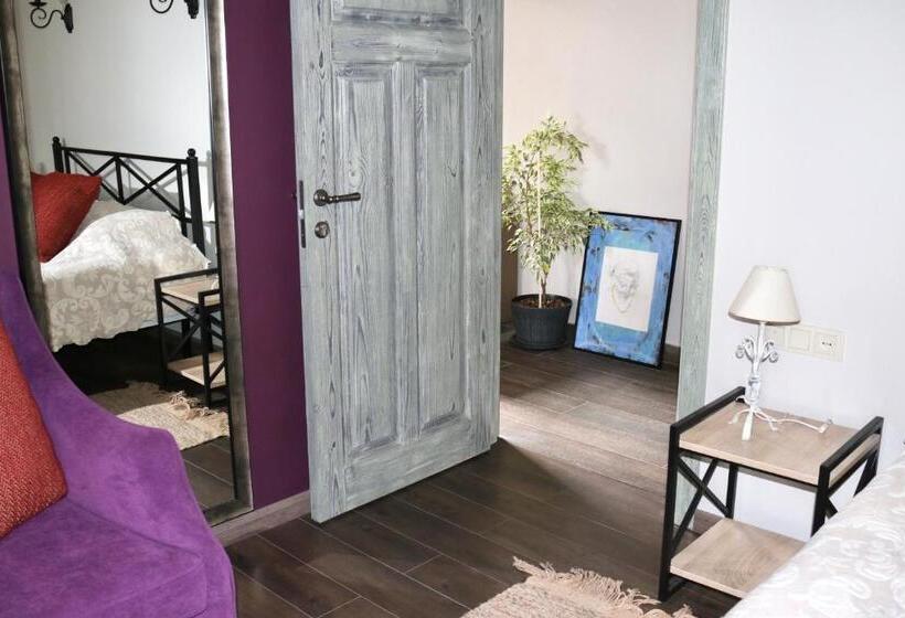 اتاق استاندارد, Redroof Country House