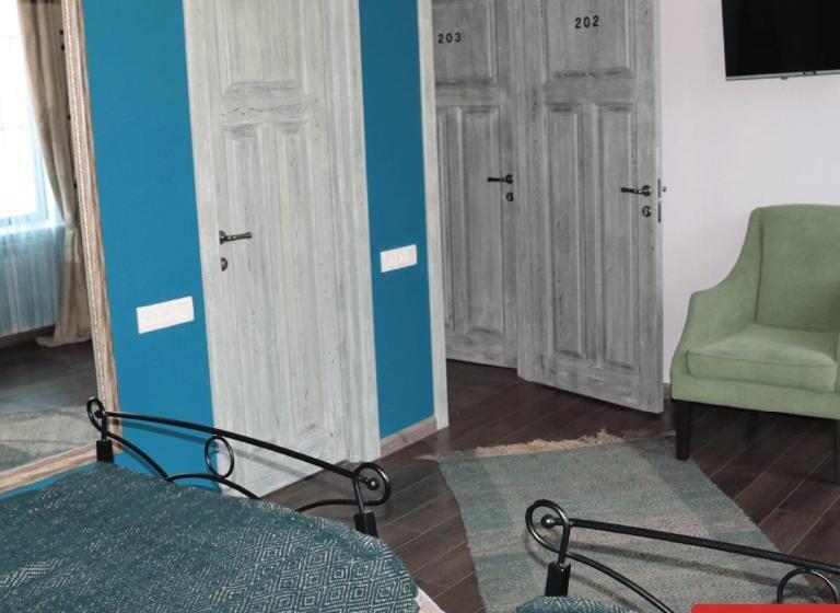 اتاق استاندارد, Redroof Country House