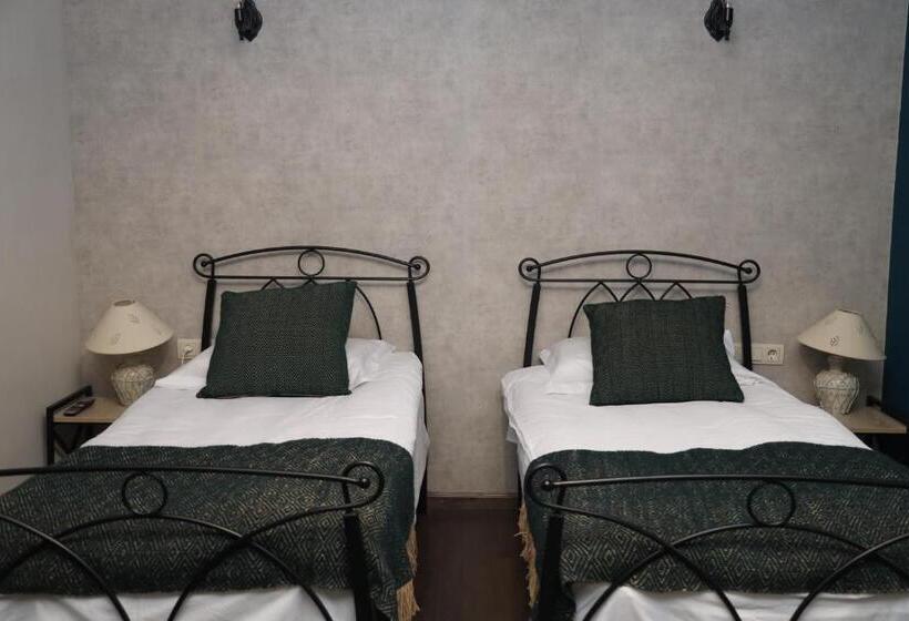 اتاق استاندارد, Redroof Country House