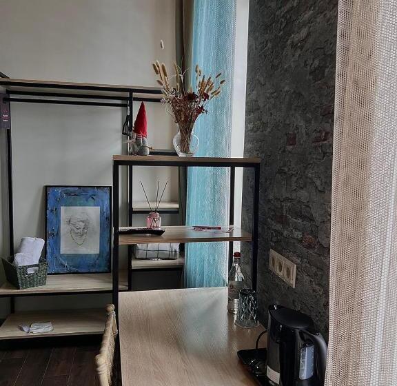 اتاق استاندارد, Redroof Country House