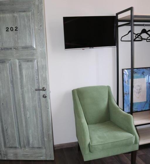 اتاق استاندارد, Redroof Country House