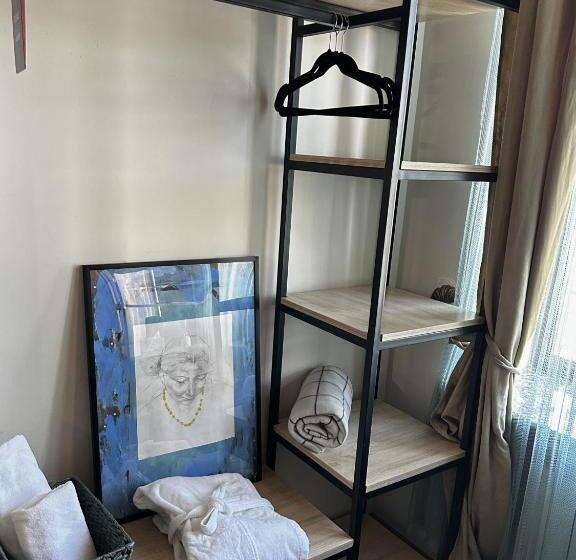 اتاق استاندارد, Redroof Country House