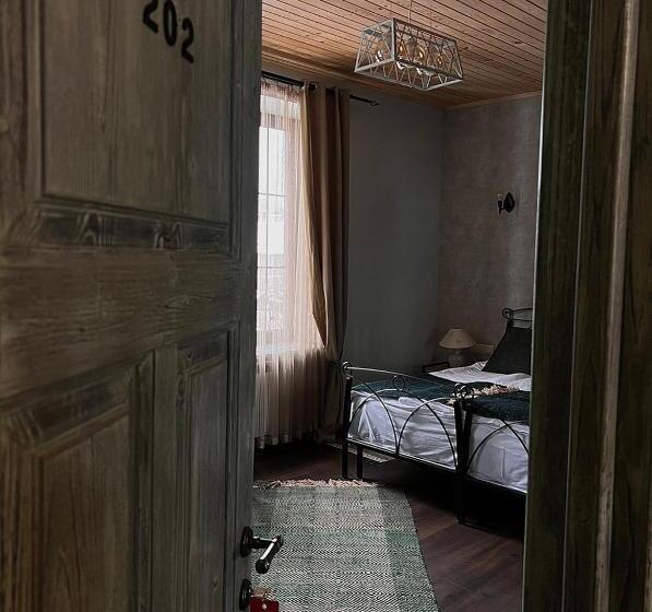 اتاق استاندارد, Redroof Country House