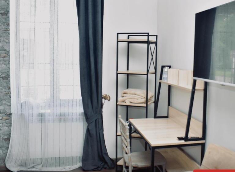 اتاق خانوادگی, Redroof Country House