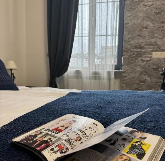 اتاق خانوادگی, Redroof Country House