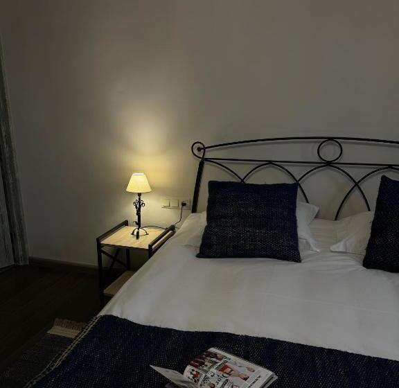 اتاق خانوادگی, Redroof Country House