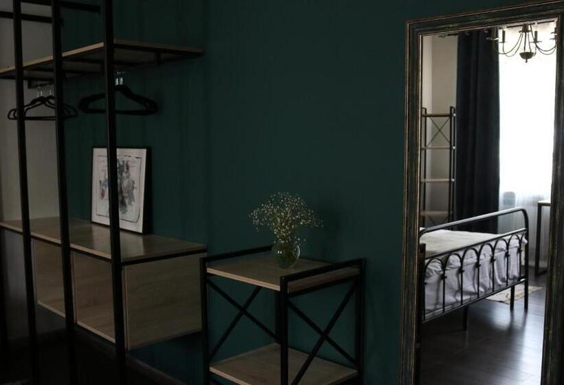 اتاق خانوادگی, Redroof Country House