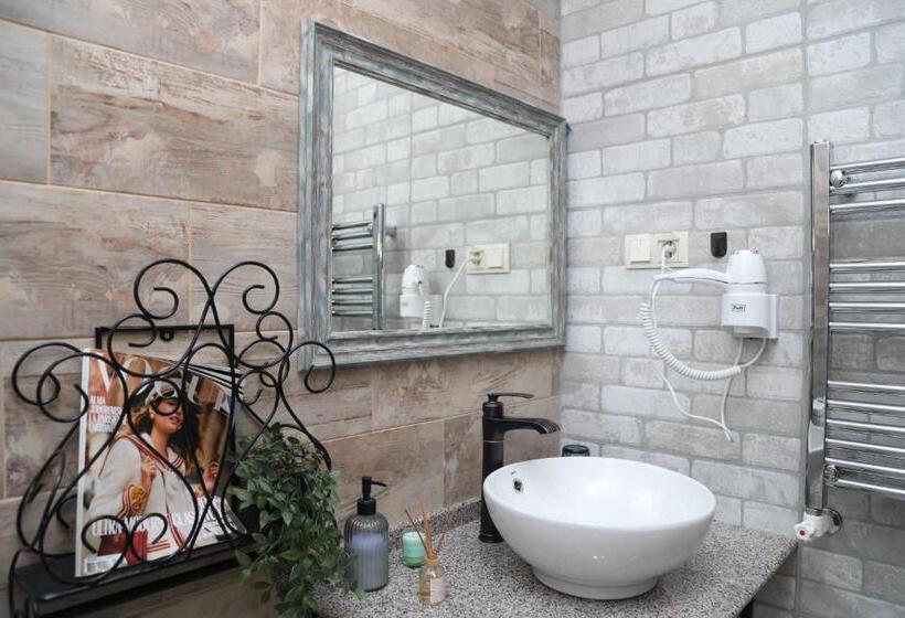 اتاق خانوادگی, Redroof Country House