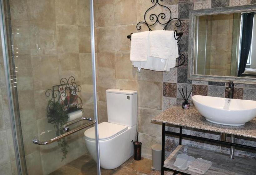 اتاق خانوادگی, Redroof Country House