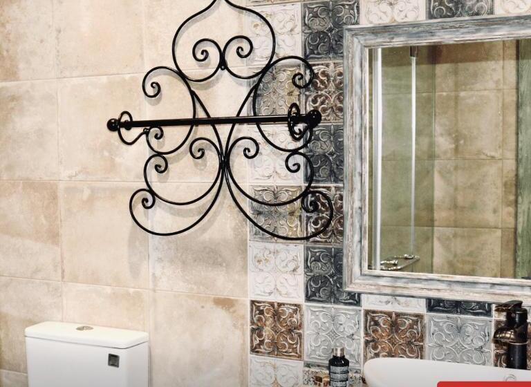 اتاق خانوادگی, Redroof Country House