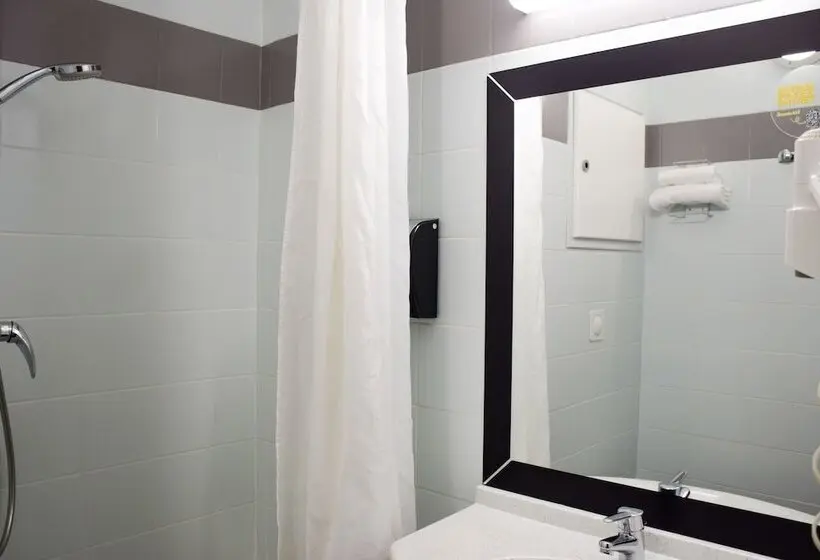 اتاق استاندارد سه نفره, B&b Hotel Aurillac Le Lioran
