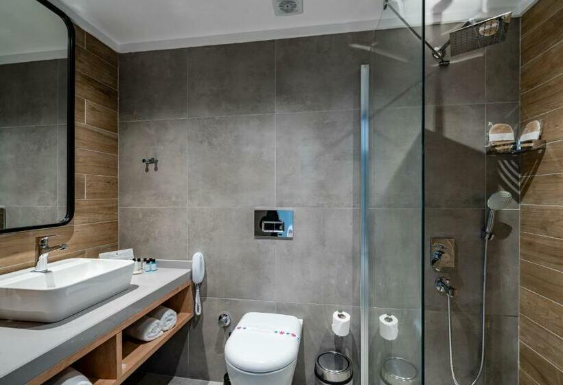 جناح جونيور مطلّ علي البحر, Green Garden Resort & Spa