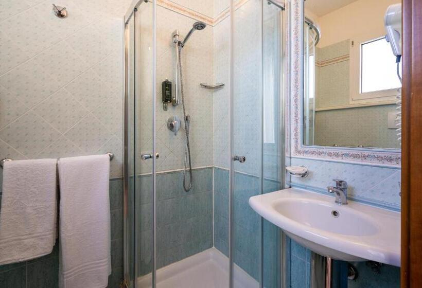 اتاق استاندارد سه نفره, Agostini