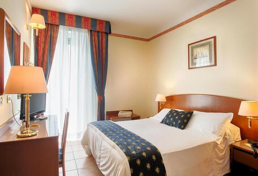 اتاق استاندارد سه نفره, Agostini