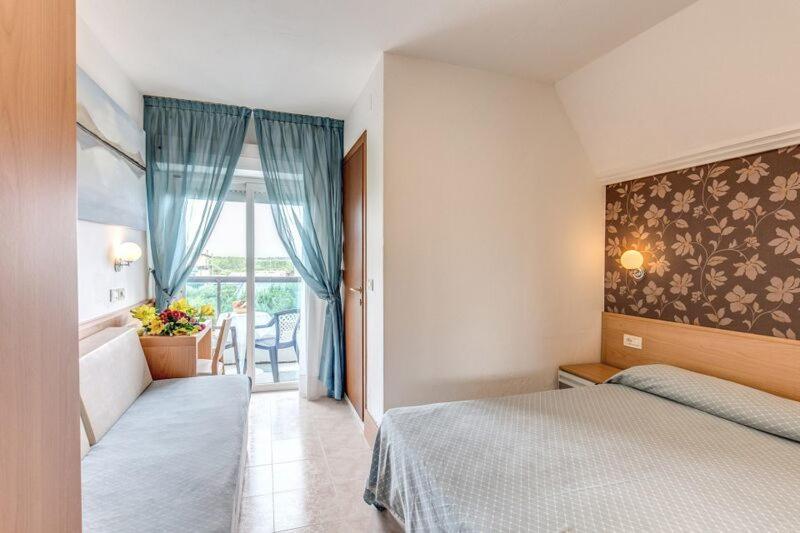 标准三人间, Astromare