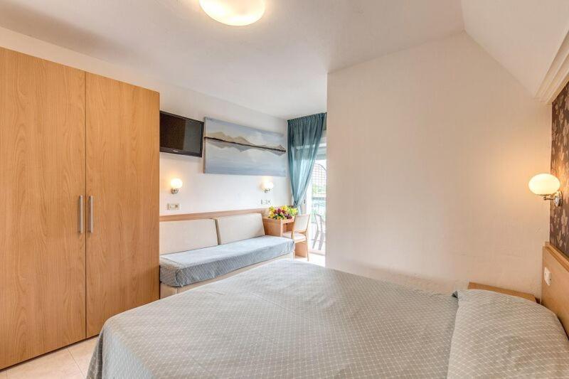 标准三人间, Astromare