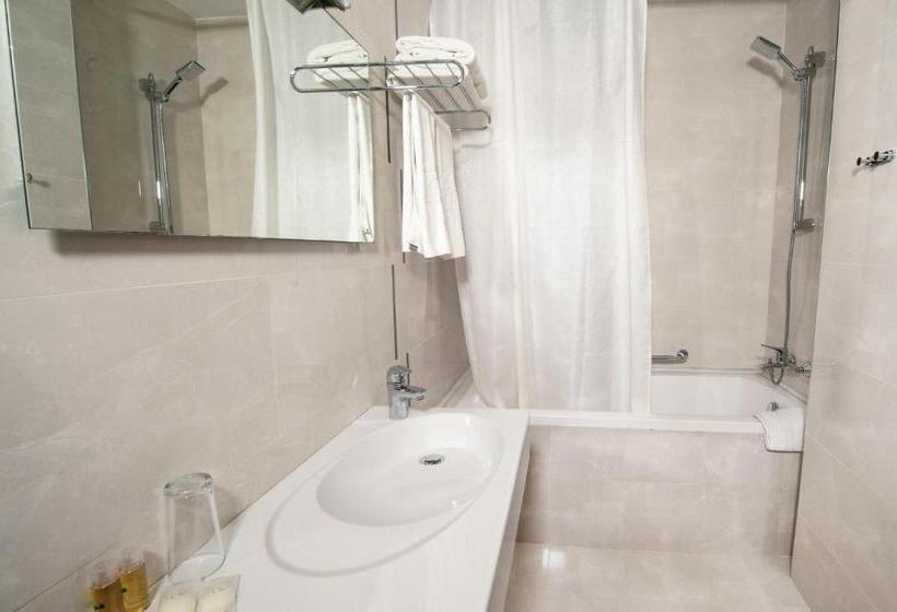 デラックストリプルルーム, Fieri