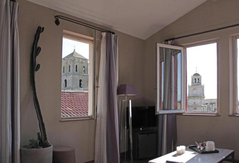 اتاق استاندارد با چشم‌انداز, Hôtel De L Amphithéâtre