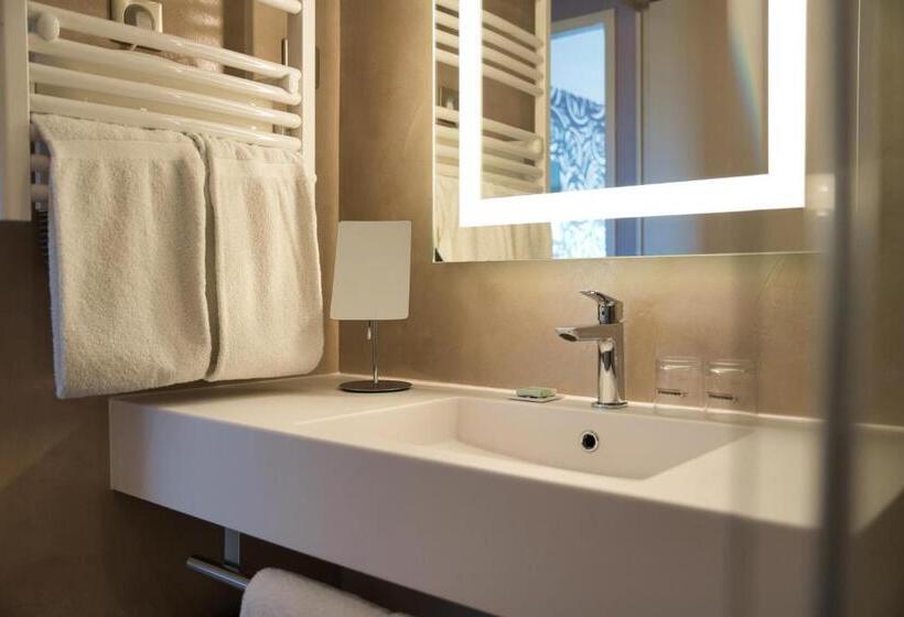 스탠다드 룸 호수 전망, Hôtel Du Golf De L Ailette, The Originals Relais