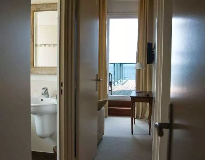 سوییت با چشم‌انداز دریا, Hôtel Les Costans, The Originals Relais