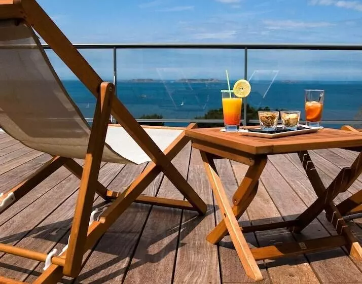 سوییت با چشم‌انداز دریا, Hôtel Les Costans, The Originals Relais