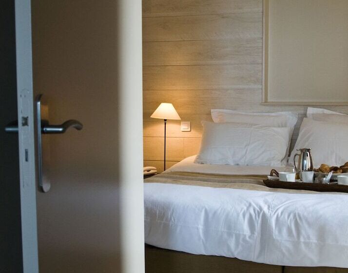 Люкс Вид на Море, Hôtel Les Costans, The Originals Relais