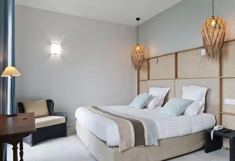 اتاق استاندارد با تخت دوبل و چشم‌انداز دریا, Hôtel Les Costans, The Originals Relais