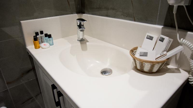 标准三人间, Kroma