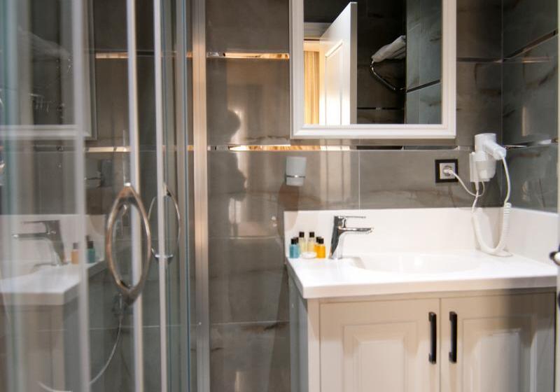 标准三人间, Kroma