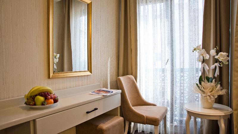 标准三人间, Kroma